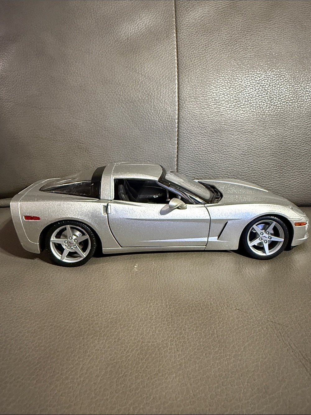2005 Chevrolet Corvette C6 1/18 scale Diecast Model Car